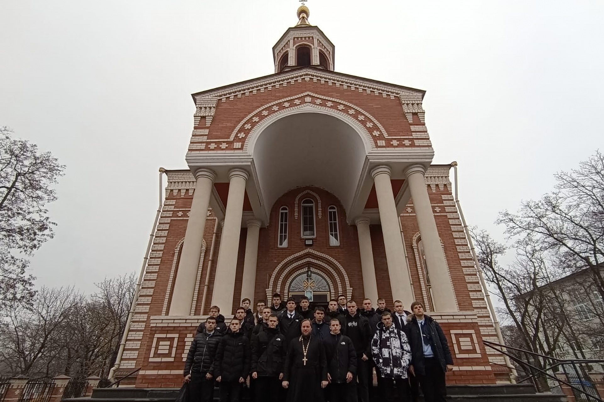 Студенты пришли в храм с подарками
