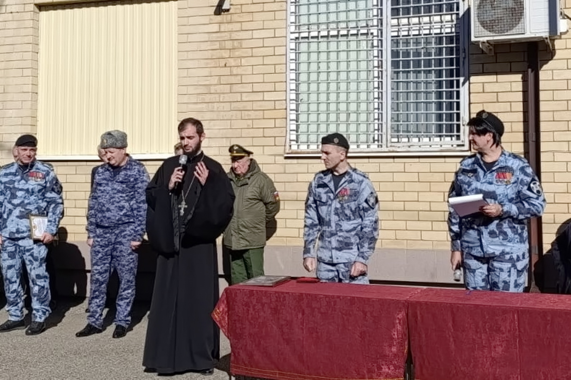 Священник передал отряду православную литературу