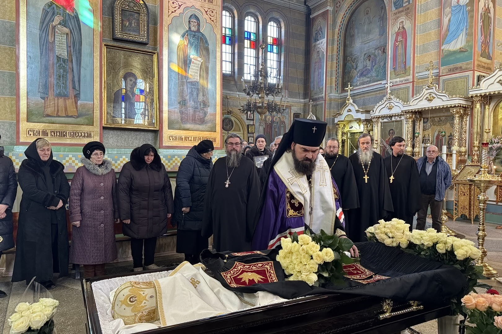 Архиепископ Феофилакт помолился у гроба почившего архимандрита Антония