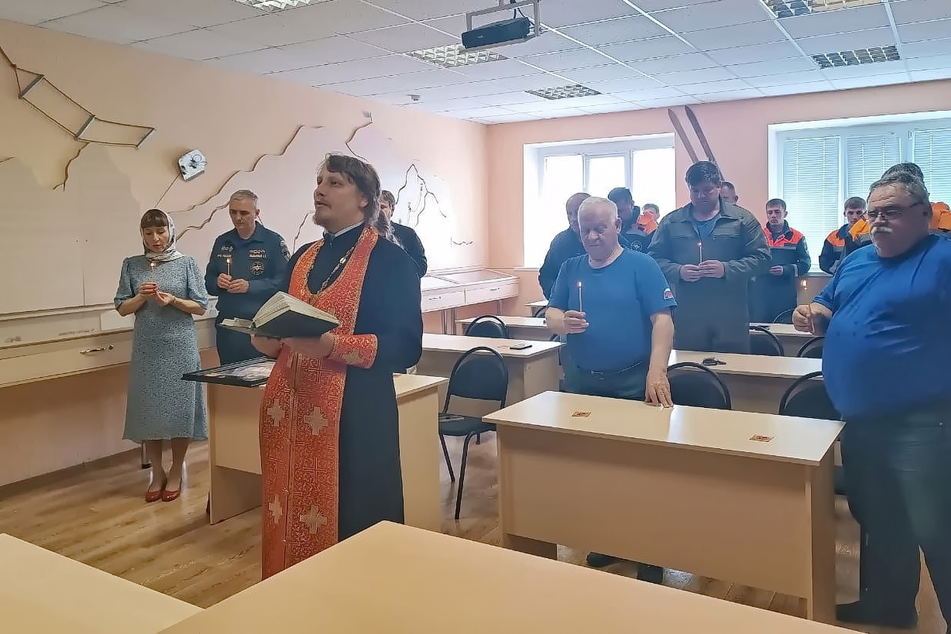 Священник помолился со спасателями