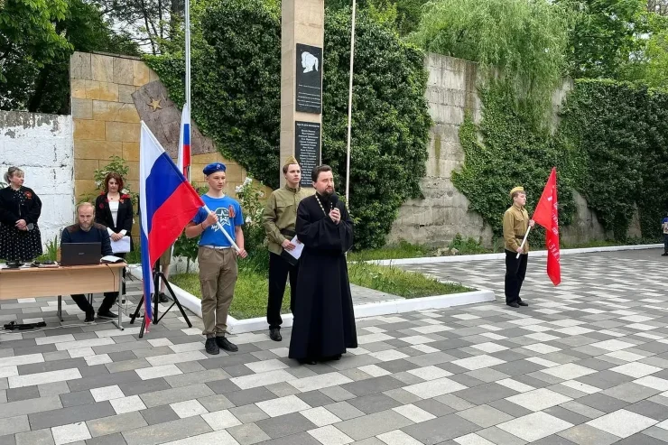 Священник выступил на торжественной линейке