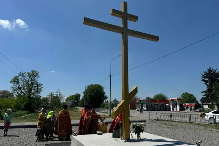 Поклонный крест освятили в память Великой Победы