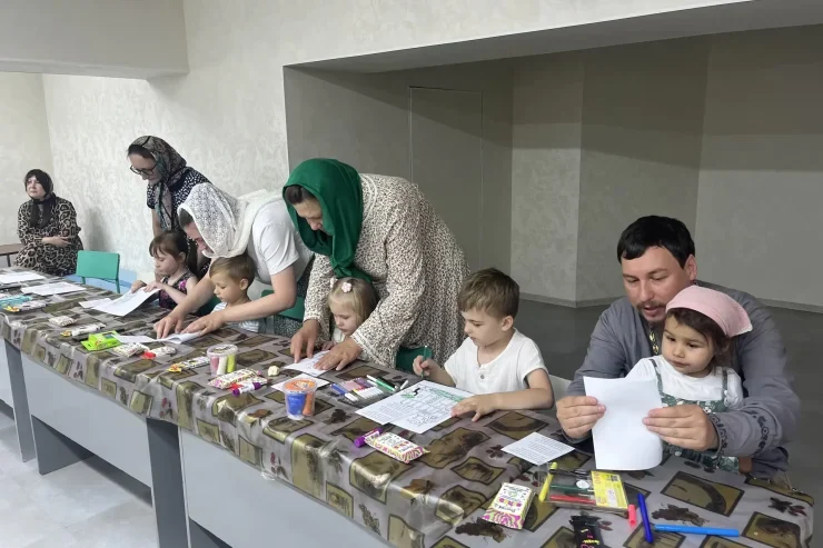 В день праздника дети нарисовали открытки