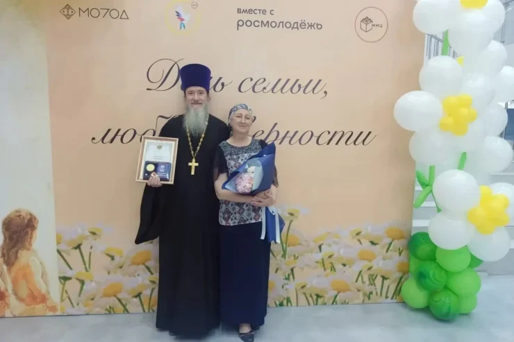 Семье священника вручили награду