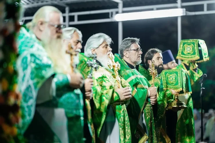 Под звездным небом совершили литургию в день памяти старца