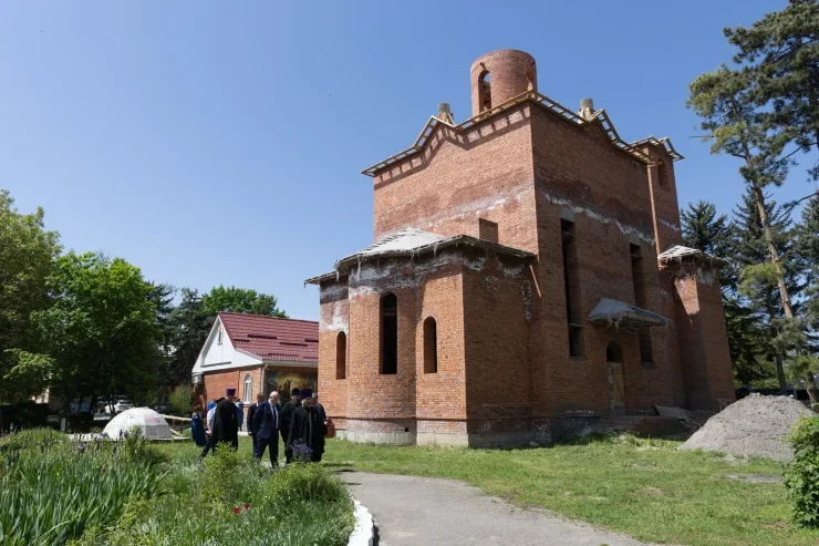 Архипастырь осмотрел строительство нового храма