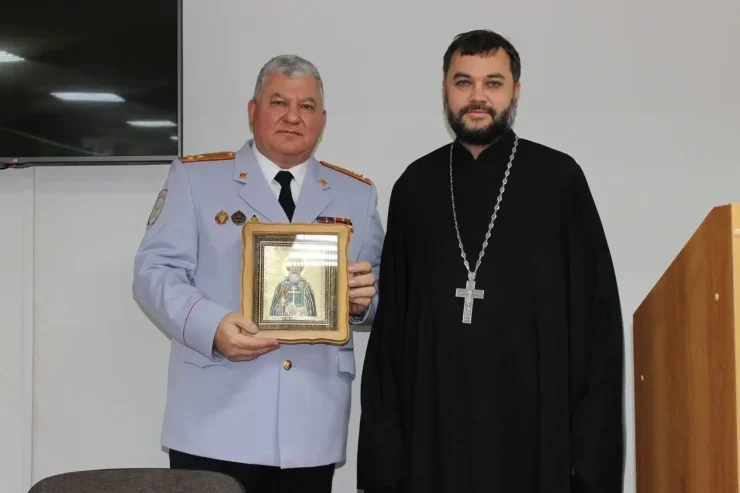 Духовенство поздравило сотрудников полиции