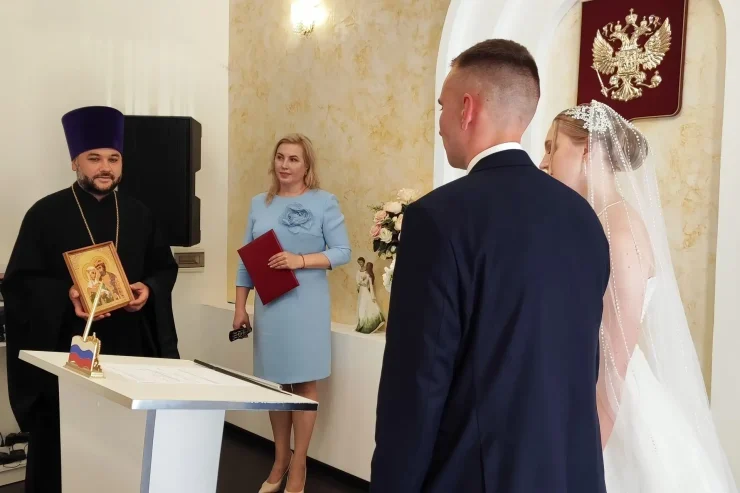 Настоятель поздравил молодоженов
