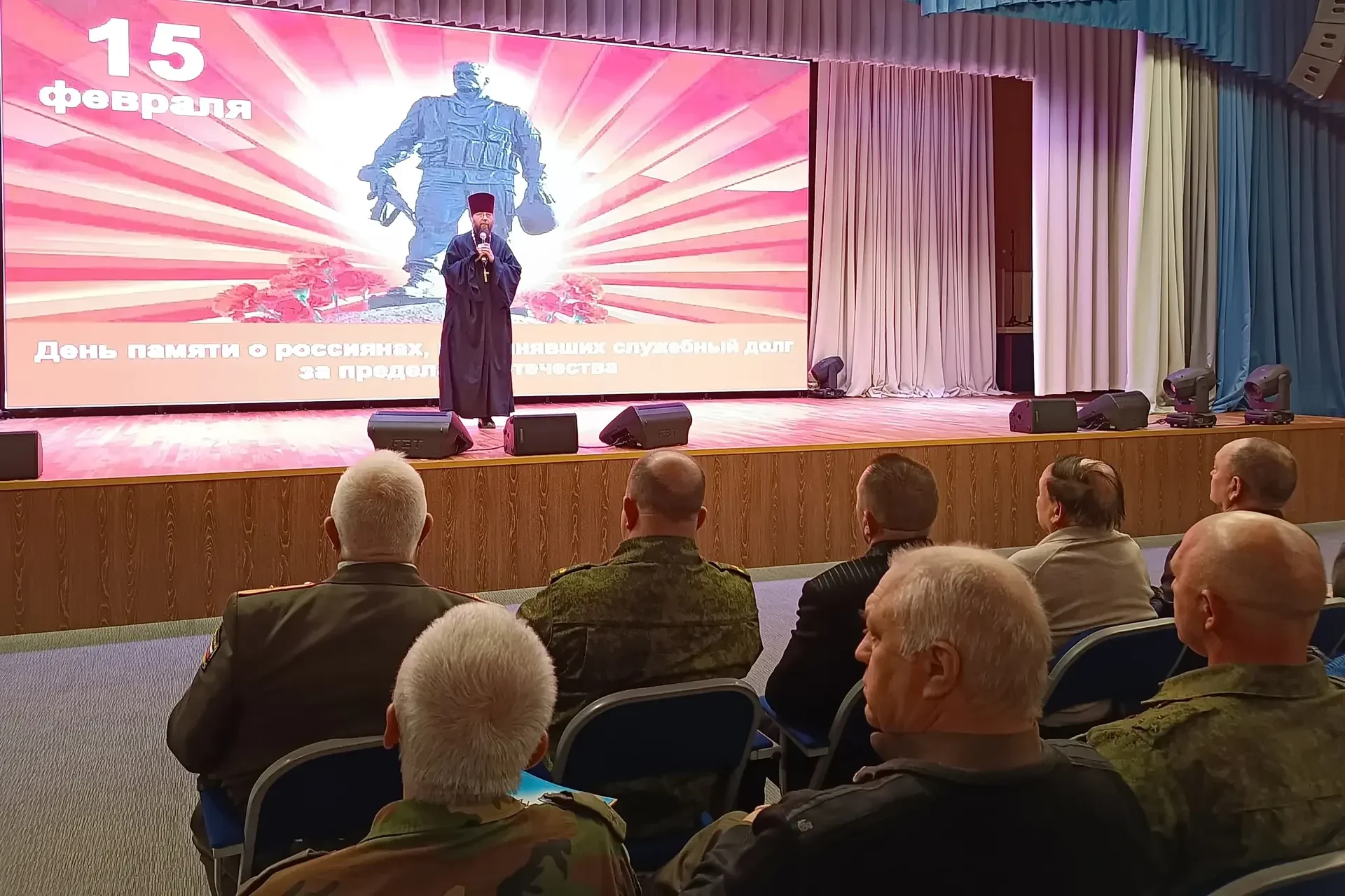 Священник и гимназисты поздравили ветеранов