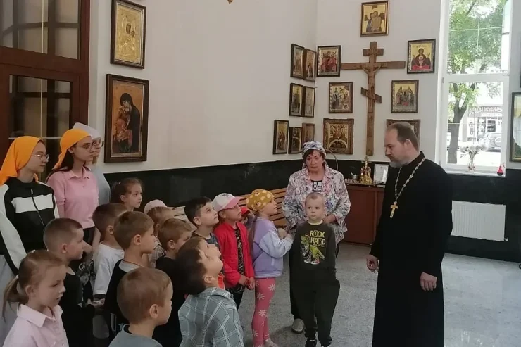 Настоятель провел экскурсию для малышей