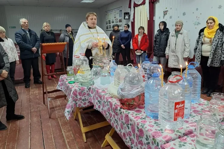 Крещенской водой обеспечили социальные учреждения