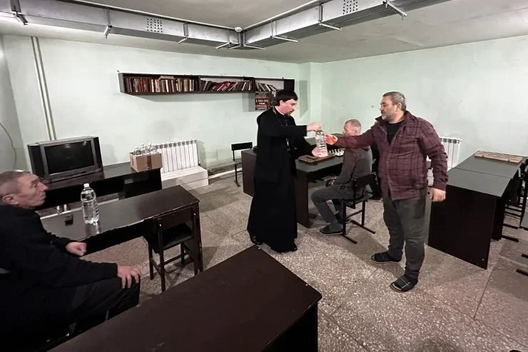 Крещенскую воду передали подопечным Исправительного центра