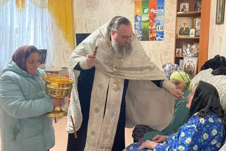 Настоятель посетил Дом пожилого человека