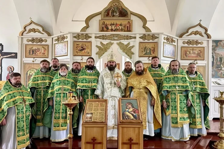 Литургией на Секирной горе начался очередной день паломничества