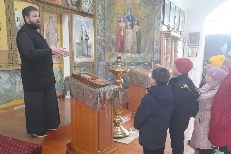 Настоятель провел экскурсию для школьников