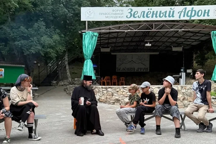 Архиепископ Феофилакт встретился с участниками III смены молодежного форума