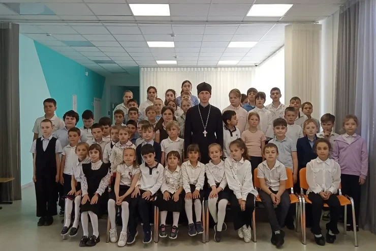 Священник поздравил учеников и учителей