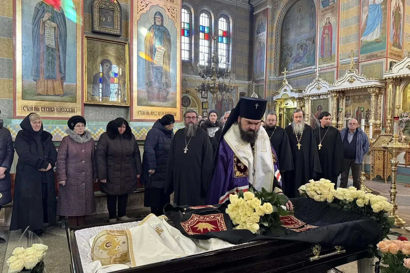Архиепископ Феофилакт помолился у гроба почившего архимандрита Антония