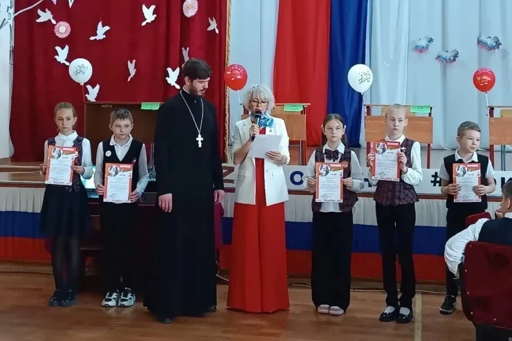 Священник вручил грамоты победителям