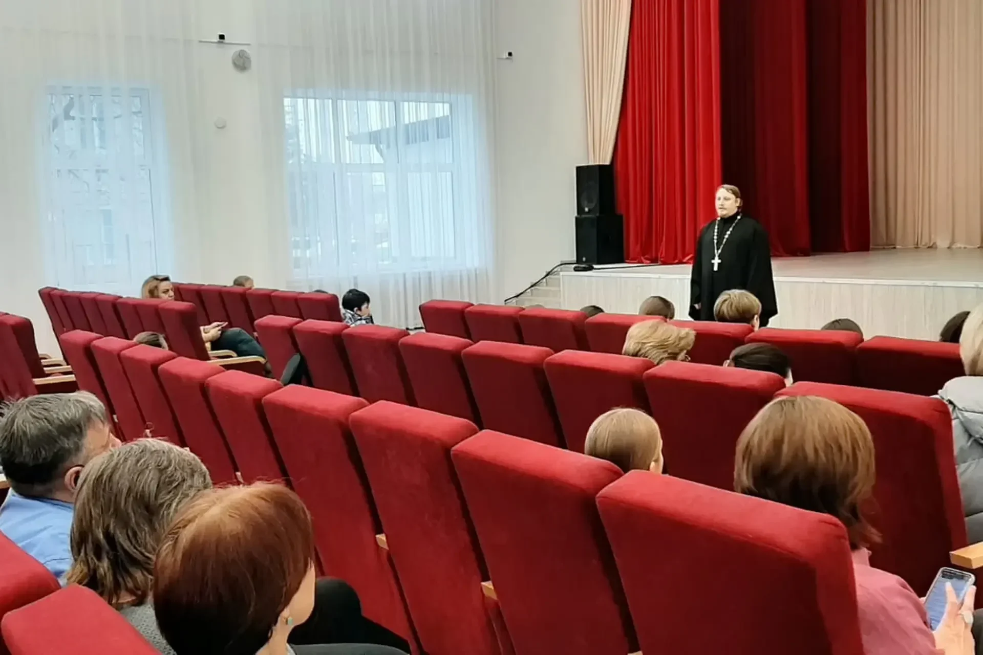 О заповедях и добре побеседовал священник со школьниками