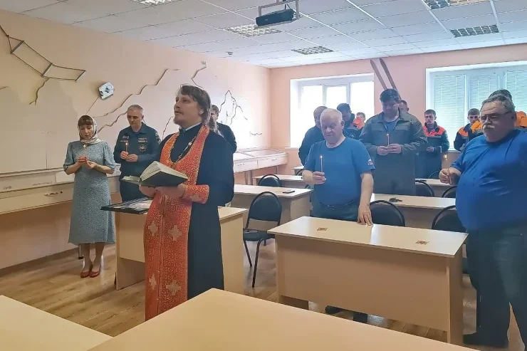 Священник помолился со спасателями