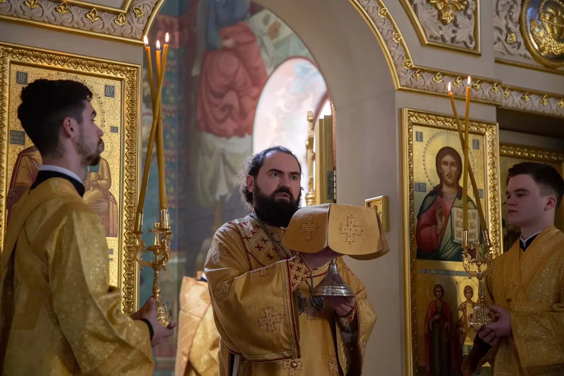 Архиепископ Феофилакт совершил литургию в Неделю всех святых