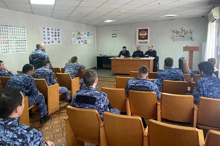 Священник ответил на вопросы сотрудников Росгвардии